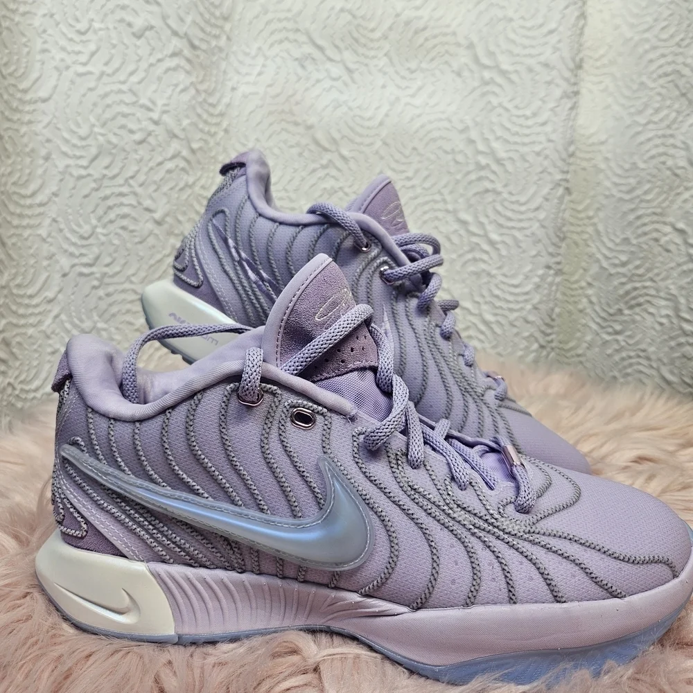 Nike LeBron James XXl Purple Sneakers with Modern Design